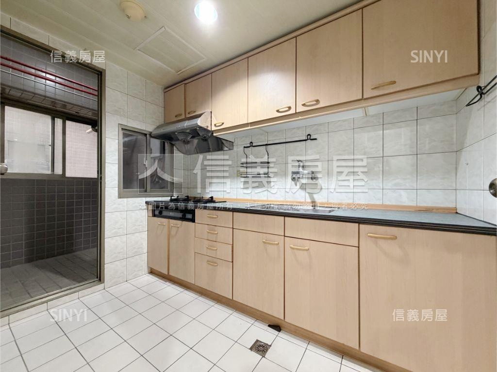 亞東‧高爾夫世界兩房車位房屋室內格局與周邊環境