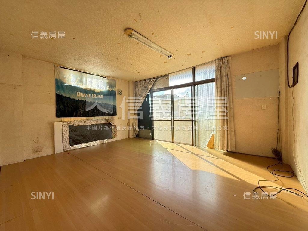 近成功三面路方正車庫透天房屋室內格局與周邊環境