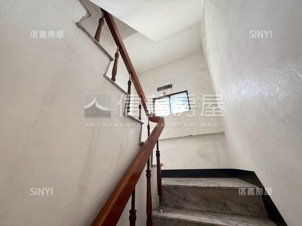 近成功三面路方正車庫透天房屋室內格局與周邊環境