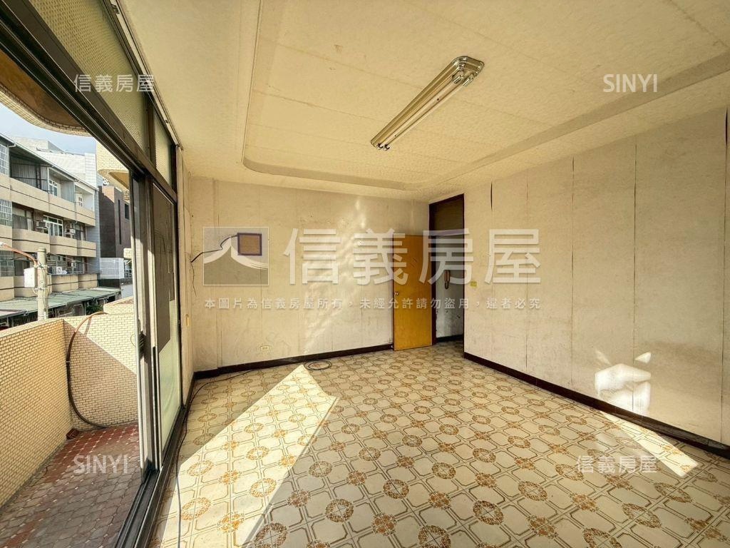 近成功三面路方正車庫透天房屋室內格局與周邊環境