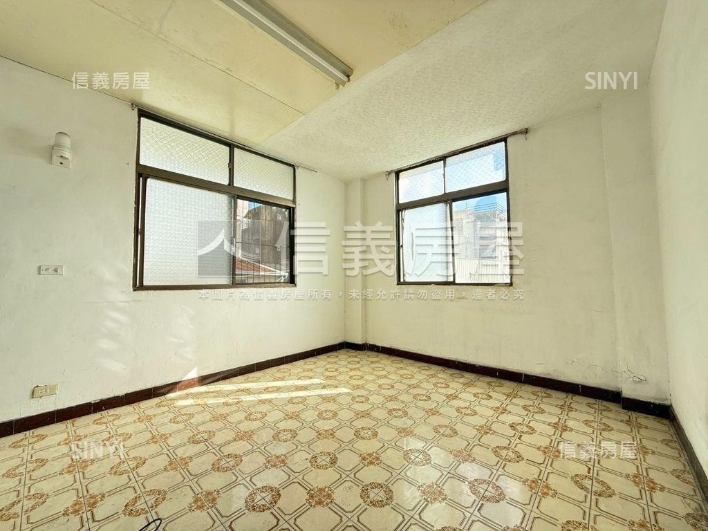 近成功三面路方正車庫透天房屋室內格局與周邊環境