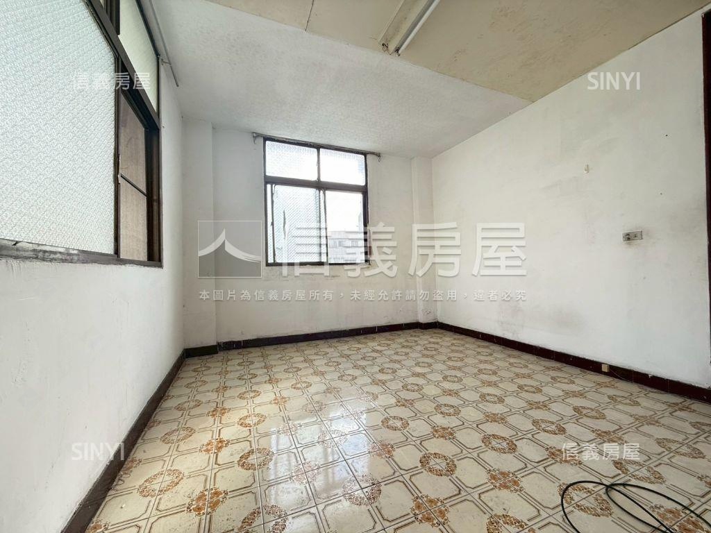 近成功三面路方正車庫透天房屋室內格局與周邊環境