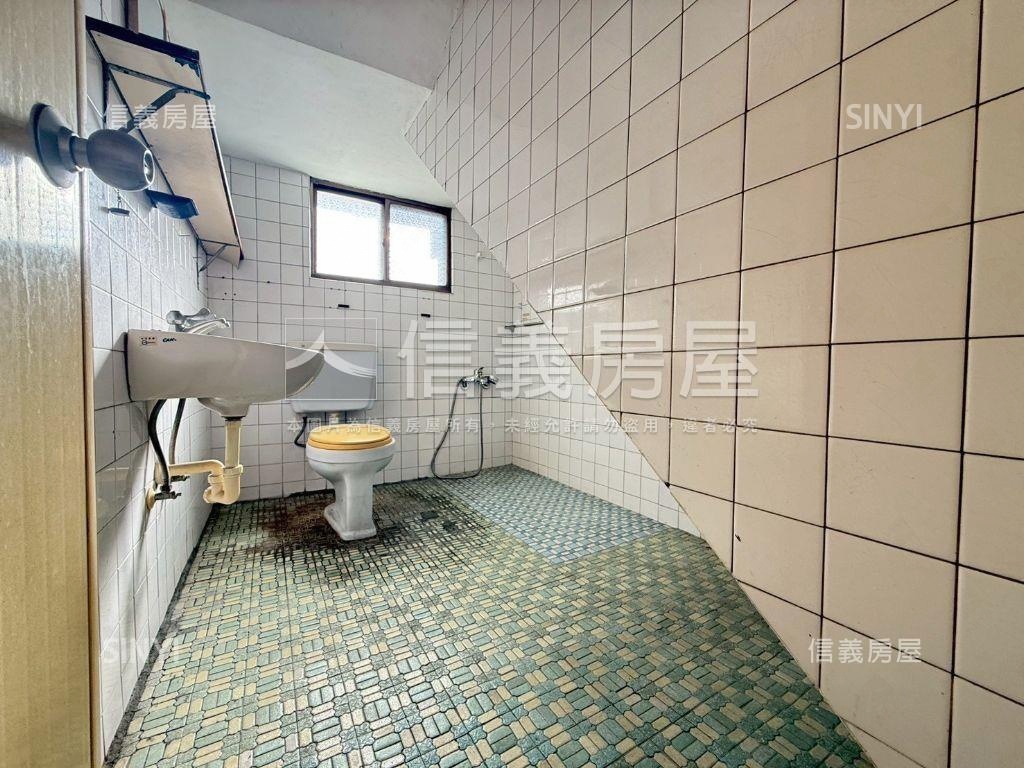 近成功三面路方正車庫透天房屋室內格局與周邊環境