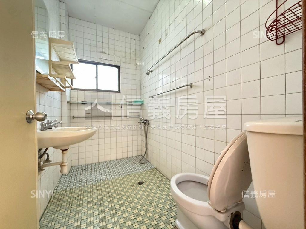 近成功三面路方正車庫透天房屋室內格局與周邊環境