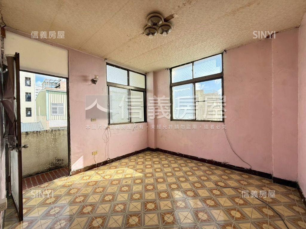 近成功三面路方正車庫透天房屋室內格局與周邊環境
