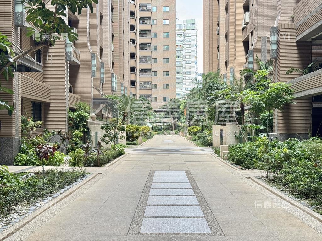 龍騰首席首排四房雙平車房屋室內格局與周邊環境