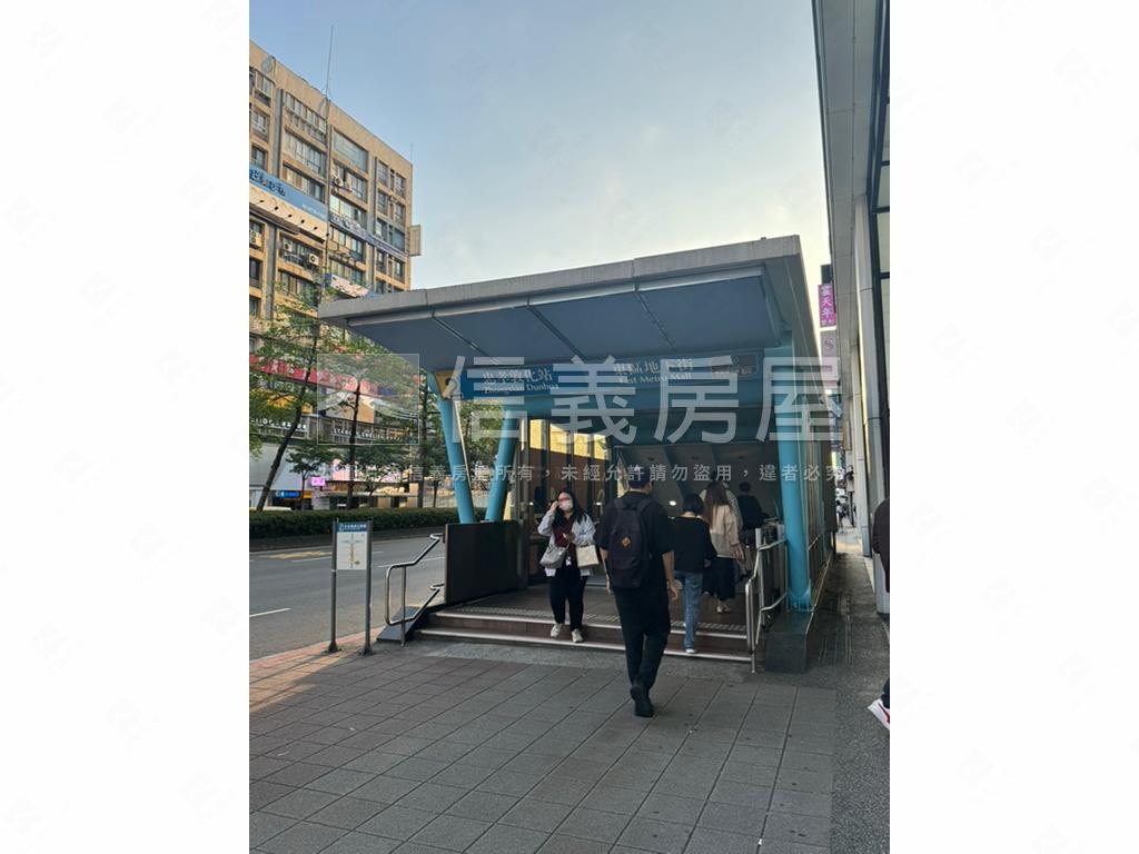 正忠孝東路捷運辦公房屋室內格局與周邊環境