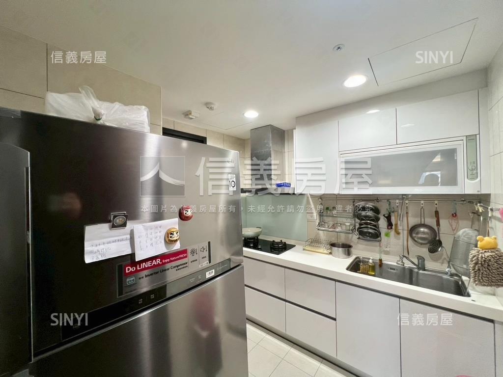 稀有純住宅皇翔大三房車位房屋室內格局與周邊環境