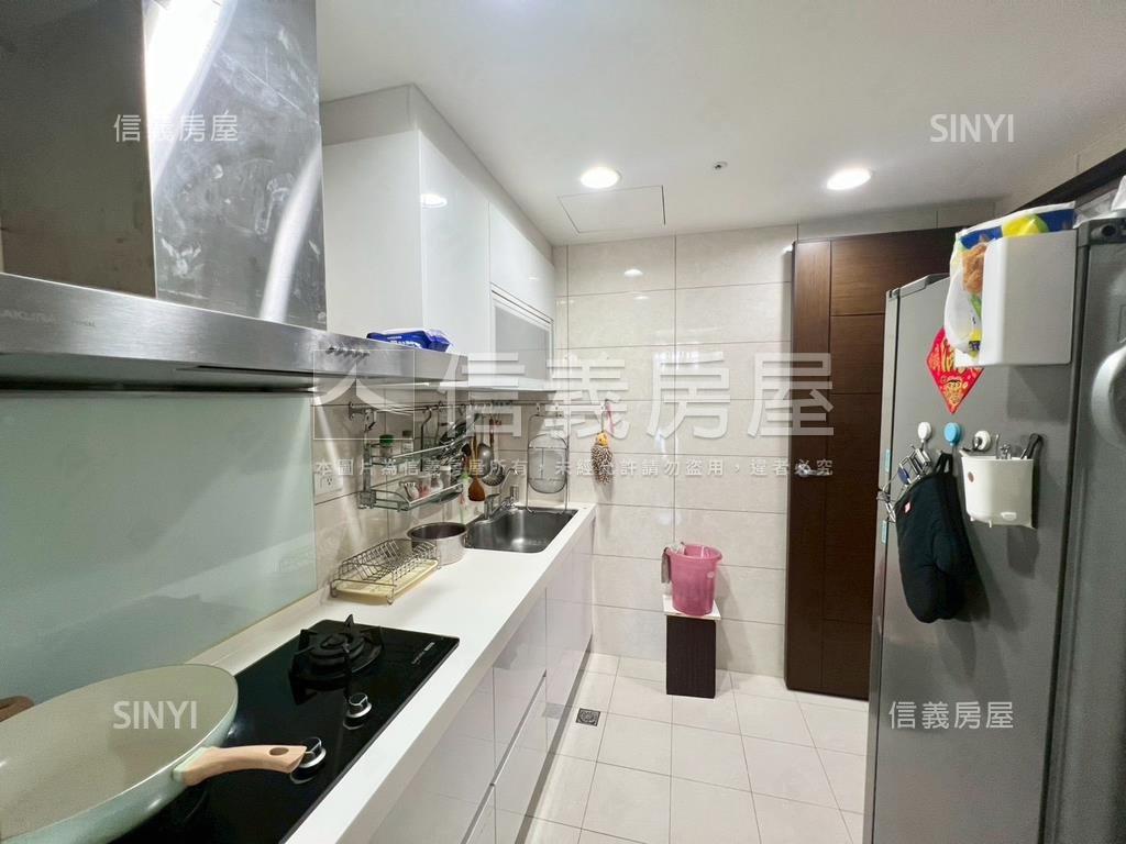 稀有純住宅皇翔大三房車位房屋室內格局與周邊環境