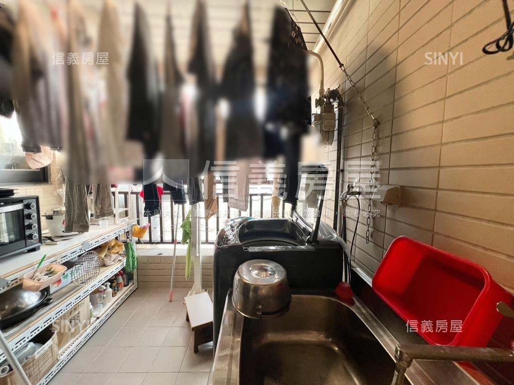 稀有純住宅皇翔大三房車位房屋室內格局與周邊環境