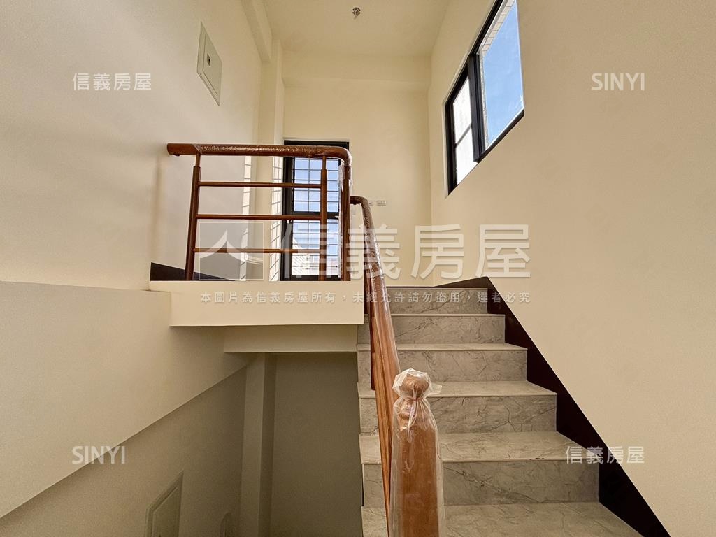 土城市區大面寬花園雙車墅房屋室內格局與周邊環境