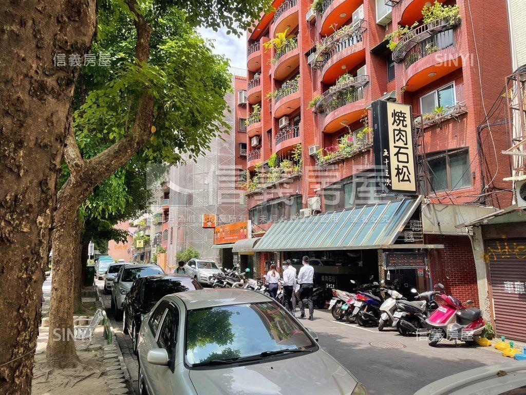 南京復興雙捷運線稀有店面房屋室內格局與周邊環境