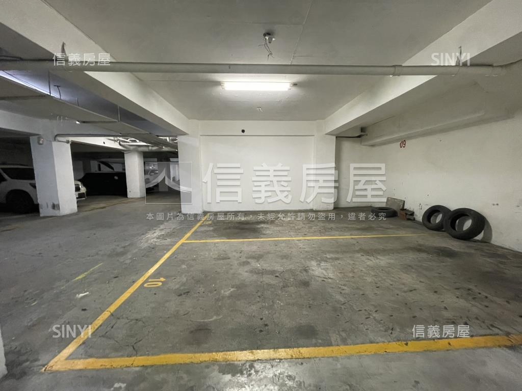 忠孝稀有坡平休旅大車位房屋室內格局與周邊環境