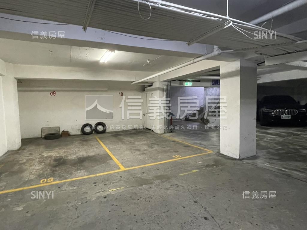忠孝稀有坡平休旅大車位房屋室內格局與周邊環境