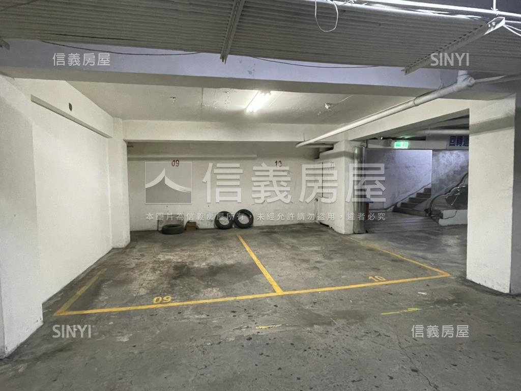 忠孝稀有坡平休旅大車位房屋室內格局與周邊環境