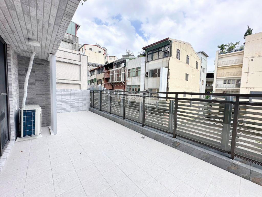 鼎義國圖館精裝露台戶房屋室內格局與周邊環境