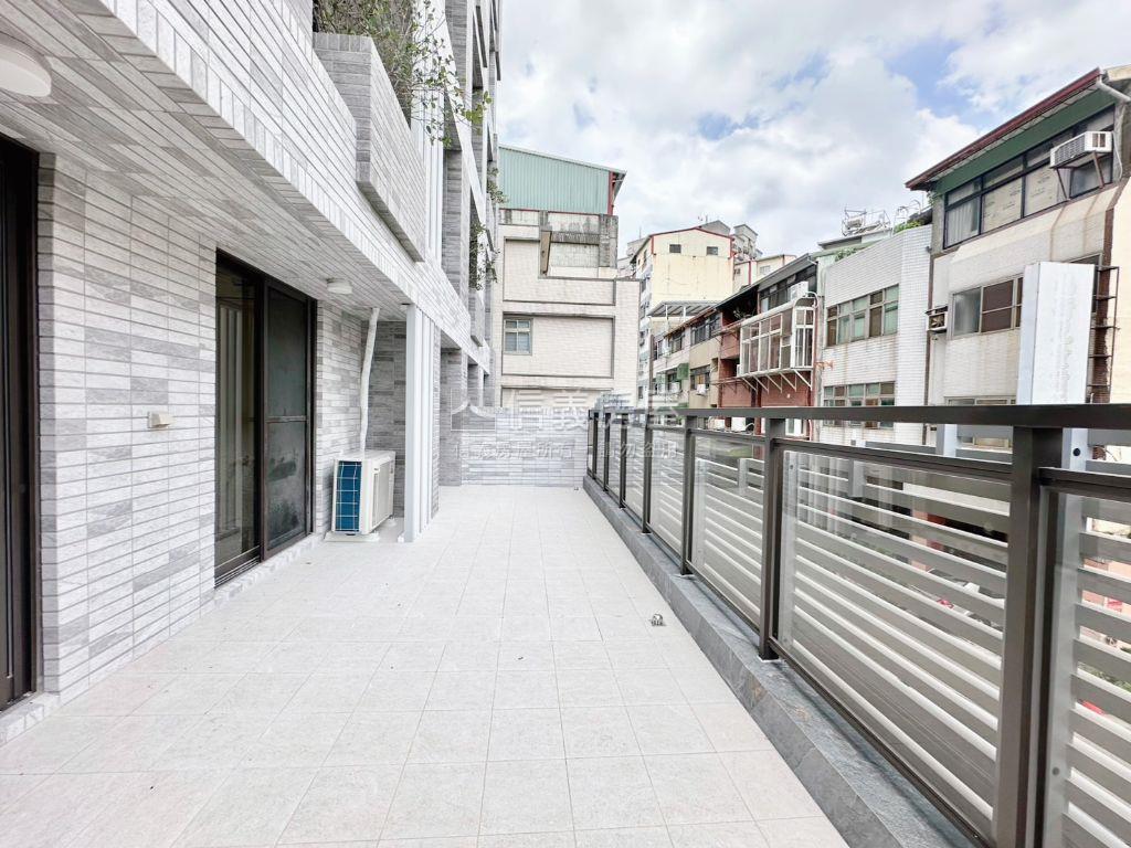 鼎義國圖館精裝露台戶房屋室內格局與周邊環境