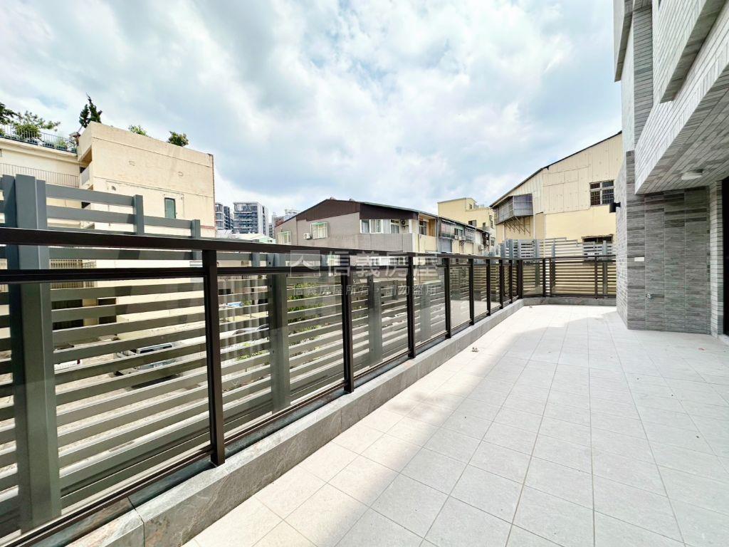 鼎義國圖館精裝露台戶房屋室內格局與周邊環境