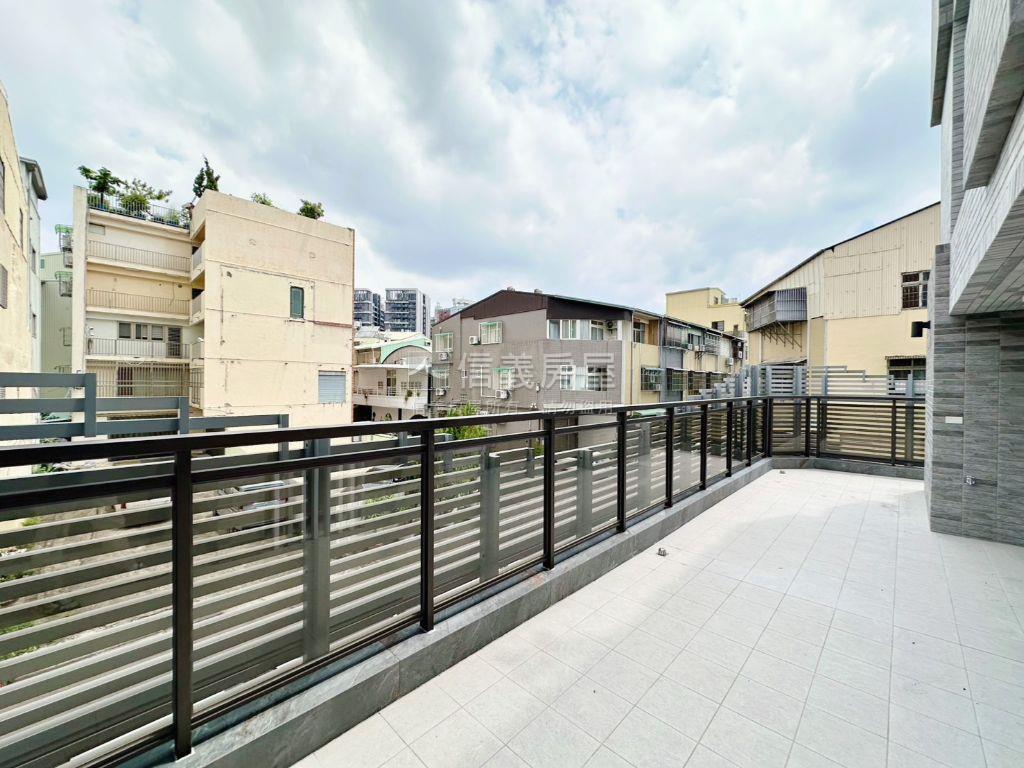 鼎義國圖館精裝露台戶房屋室內格局與周邊環境