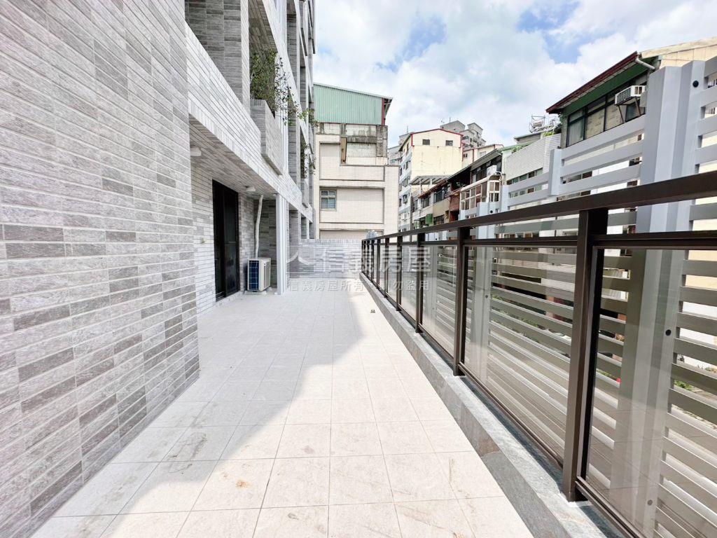 鼎義國圖館精裝露台戶房屋室內格局與周邊環境