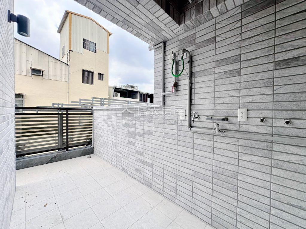 鼎義國圖館精裝露台戶房屋室內格局與周邊環境