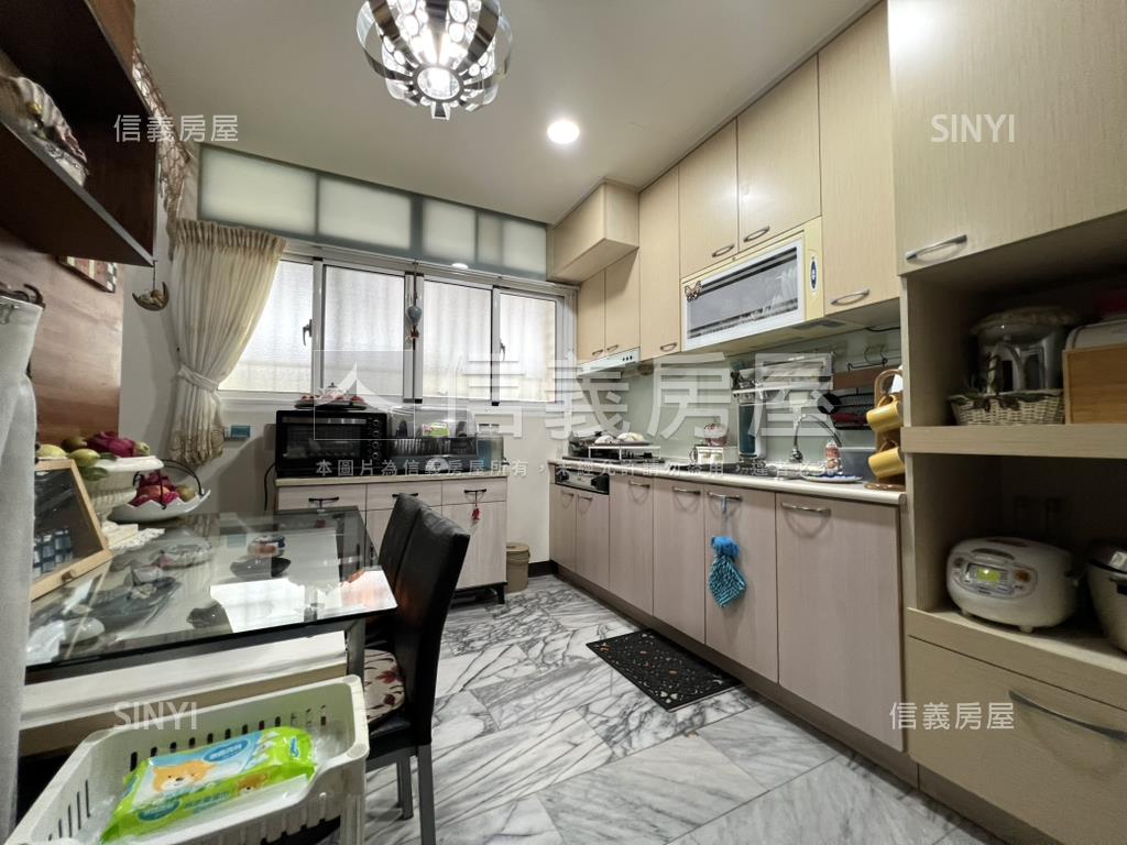 近市政極淨採光店住房屋室內格局與周邊環境