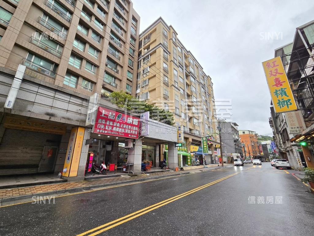 楓江路上鑽石面寬８米店面房屋室內格局與周邊環境