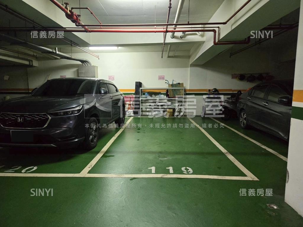 楓江路上鑽石面寬８米店面房屋室內格局與周邊環境