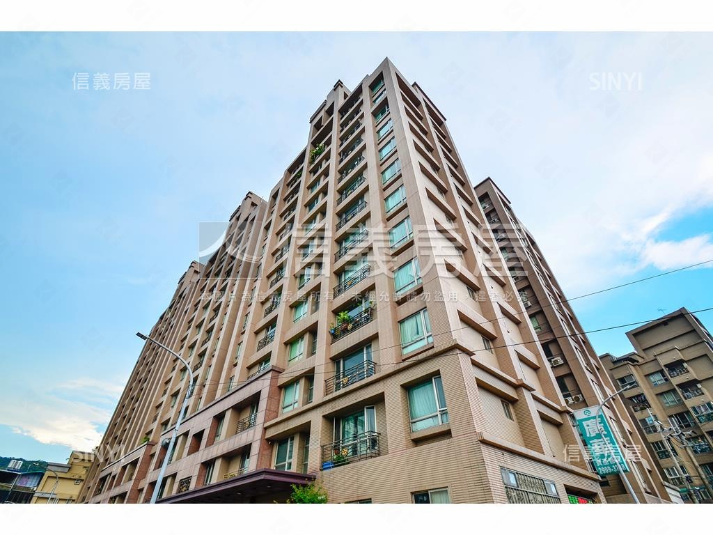 楓江路上鑽石面寬８米店面房屋室內格局與周邊環境
