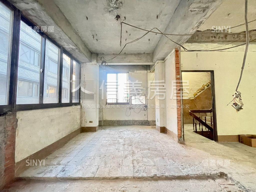 苓雅區熱鬧面寬角店房屋室內格局與周邊環境