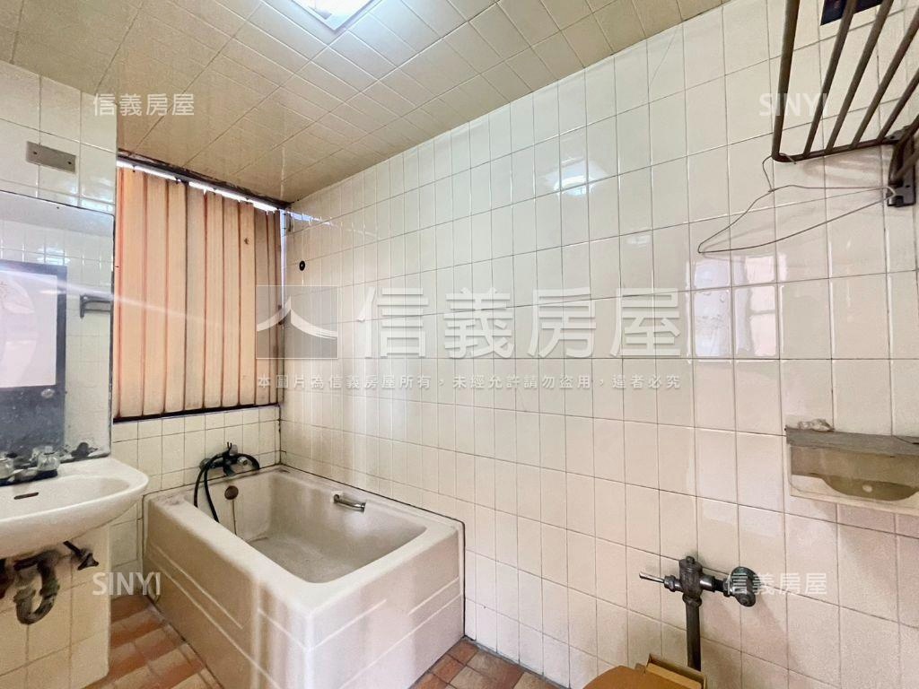 苓雅區熱鬧面寬角店房屋室內格局與周邊環境
