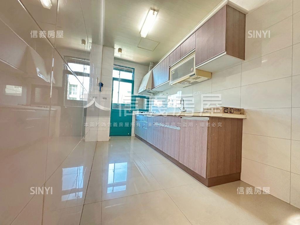 蔚藍海外棟四房Ｂ１車位房屋室內格局與周邊環境