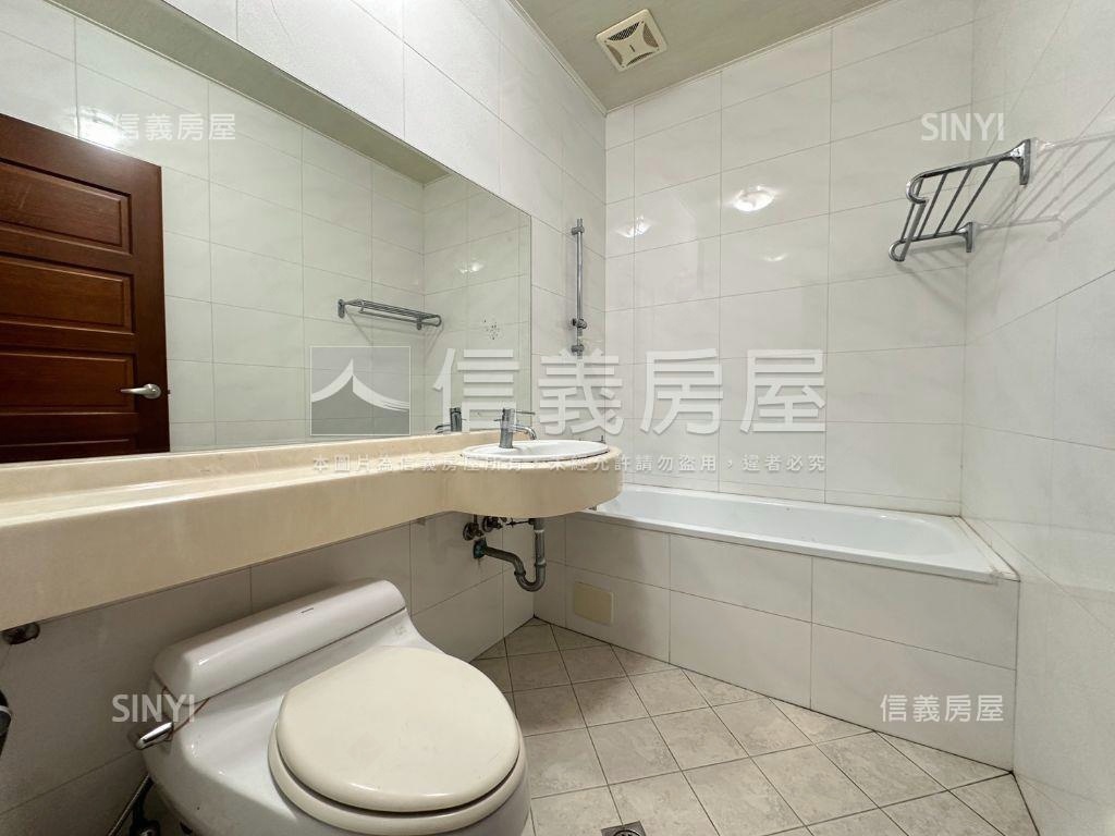 蔚藍海外棟四房Ｂ１車位房屋室內格局與周邊環境