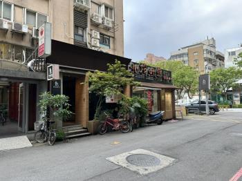 國父紀念館黃金三角窗店面