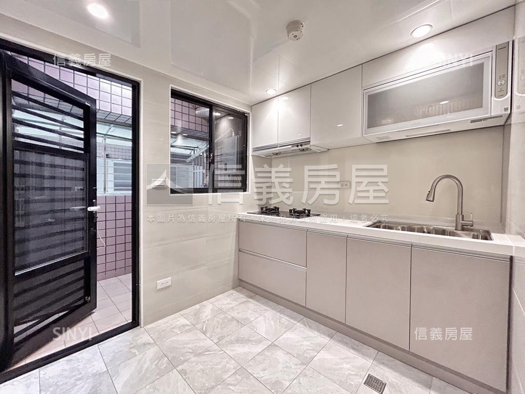 台北大都心精美三房車位房屋室內格局與周邊環境