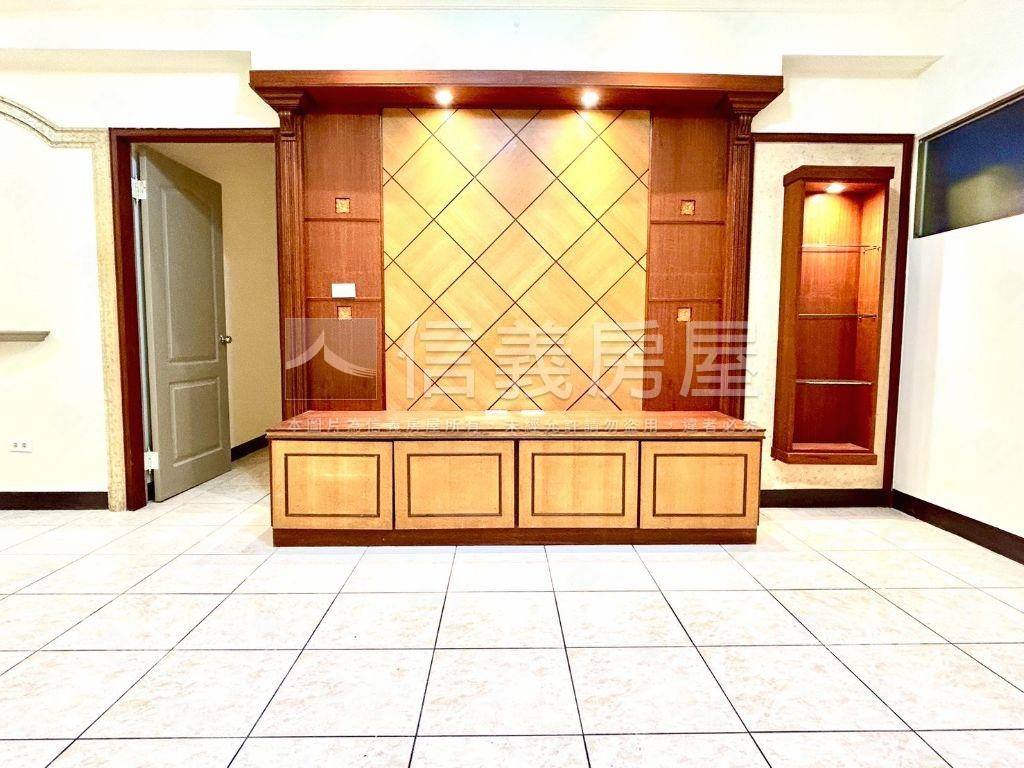 三鐵共站採光大三房車位房屋室內格局與周邊環境