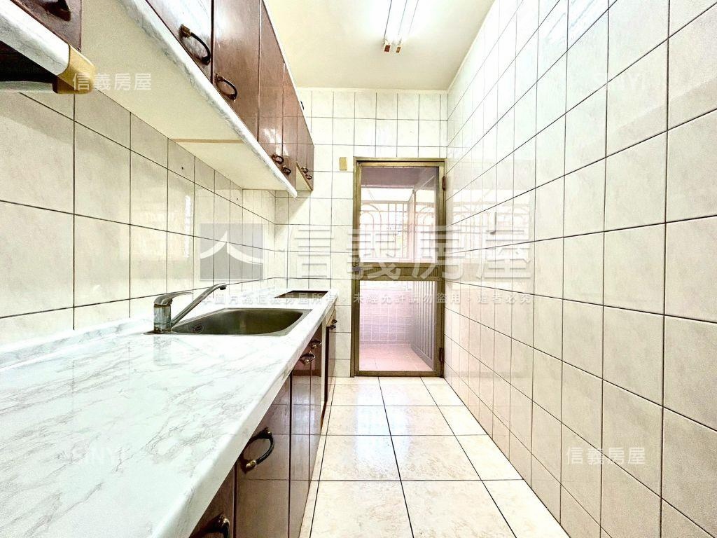 三鐵共站採光大三房車位房屋室內格局與周邊環境