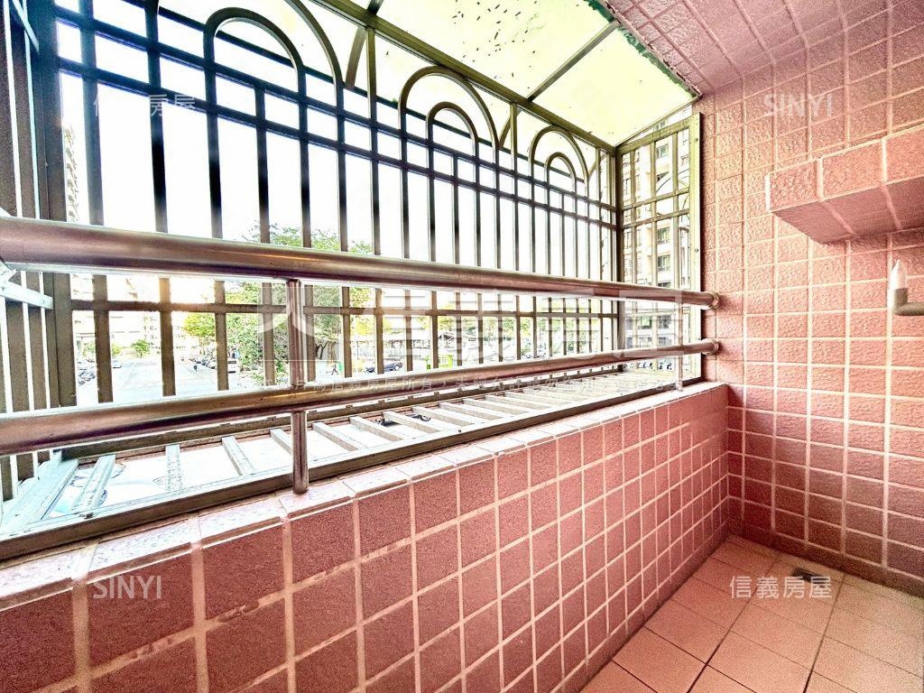 三鐵共站採光大三房車位房屋室內格局與周邊環境