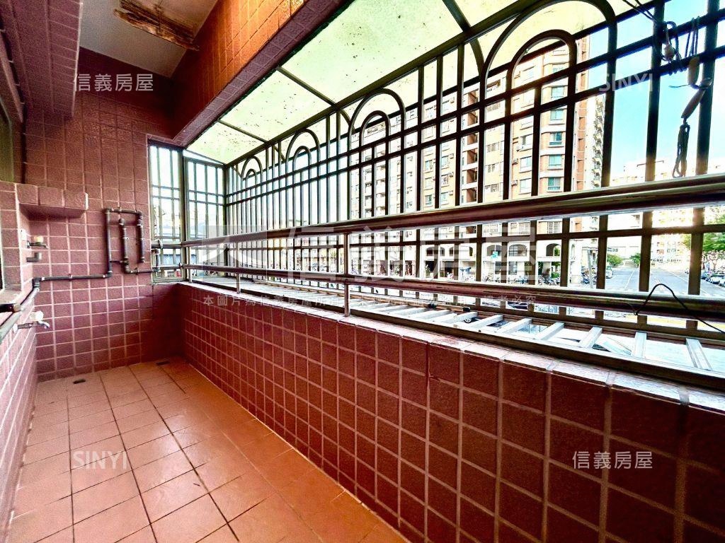 三鐵共站採光大三房車位房屋室內格局與周邊環境