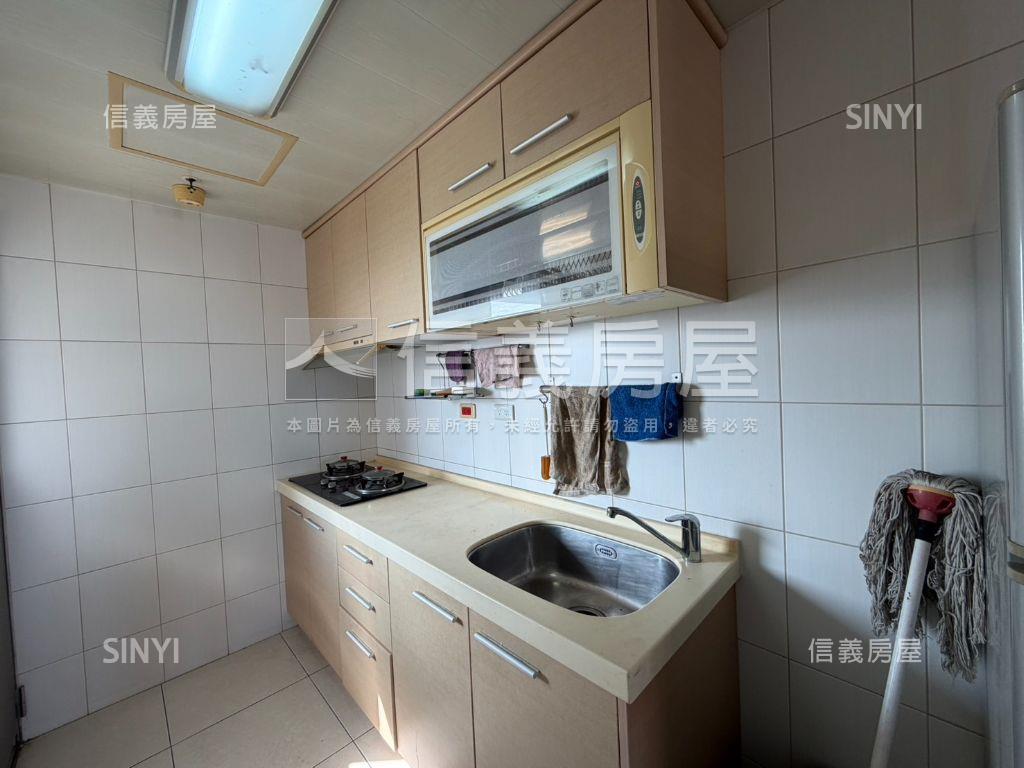 雲尚鼎鑽三房車位房屋室內格局與周邊環境