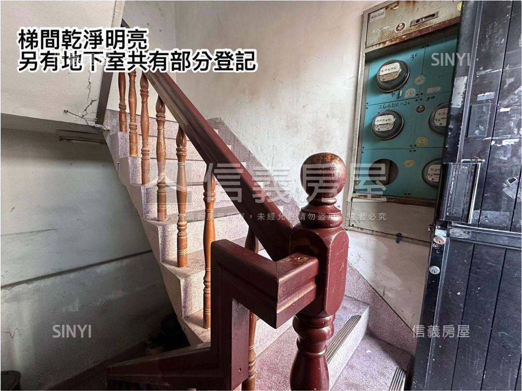 對面就是。三和國中站房屋室內格局與周邊環境