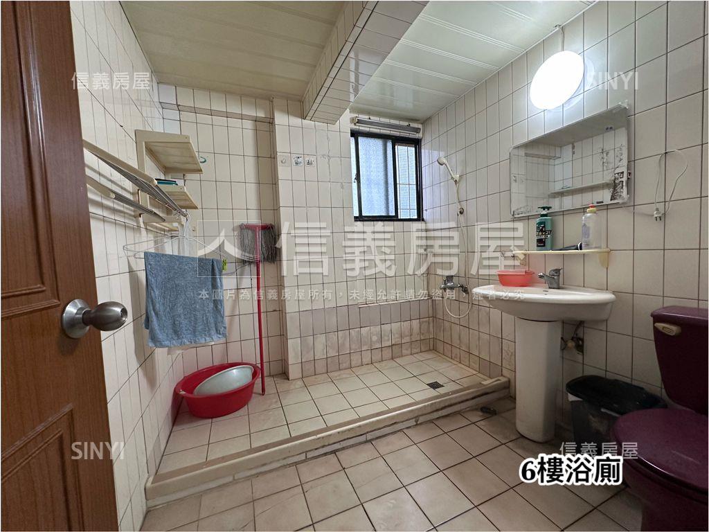 對面就是。三和國中站房屋室內格局與周邊環境