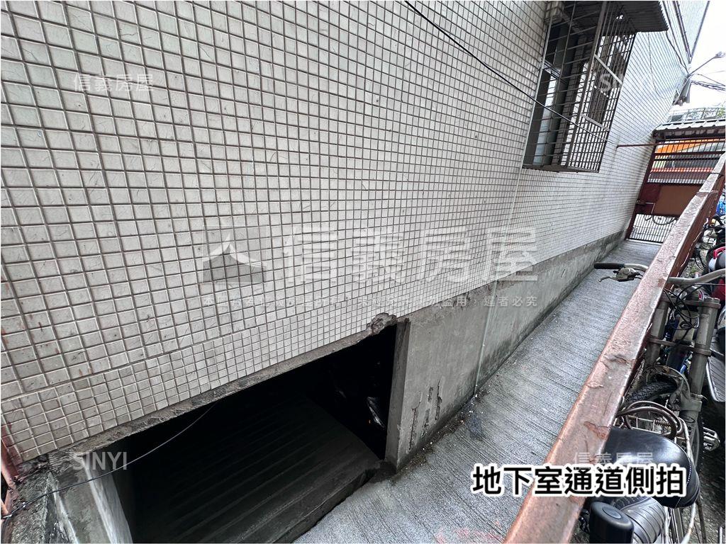 對面就是。三和國中站房屋室內格局與周邊環境
