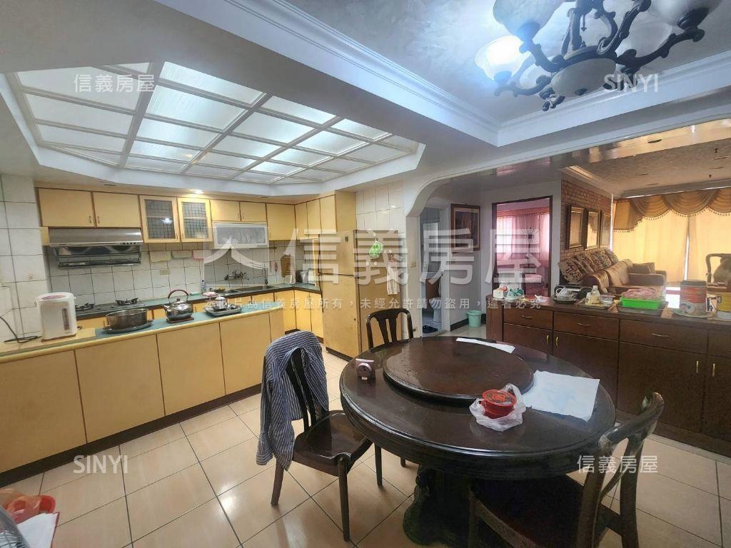 急售三峽ＭＲＴ朝南樓中樓房屋室內格局與周邊環境