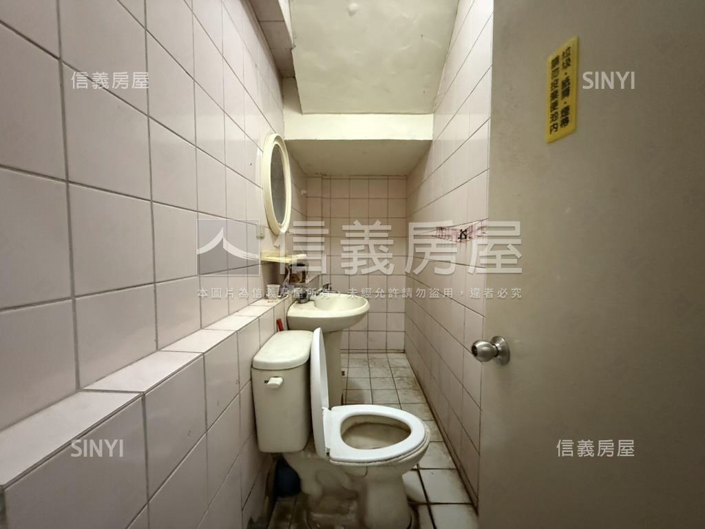 臨路可停三車雙併透天房屋室內格局與周邊環境