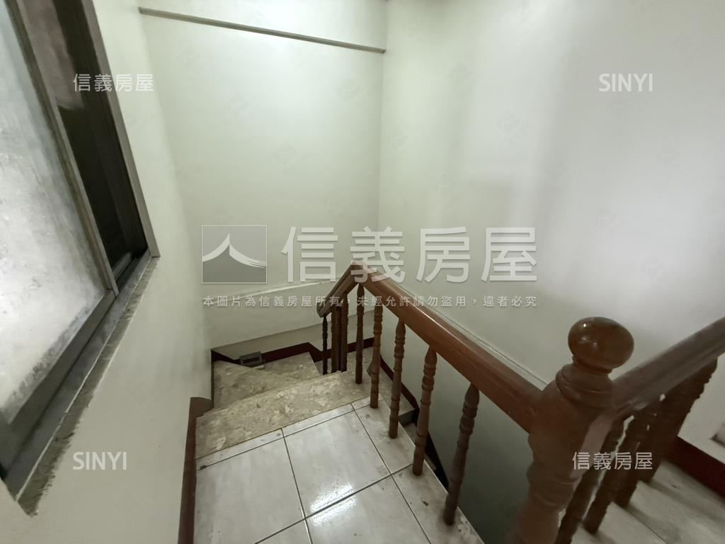 臨路可停三車雙併透天房屋室內格局與周邊環境