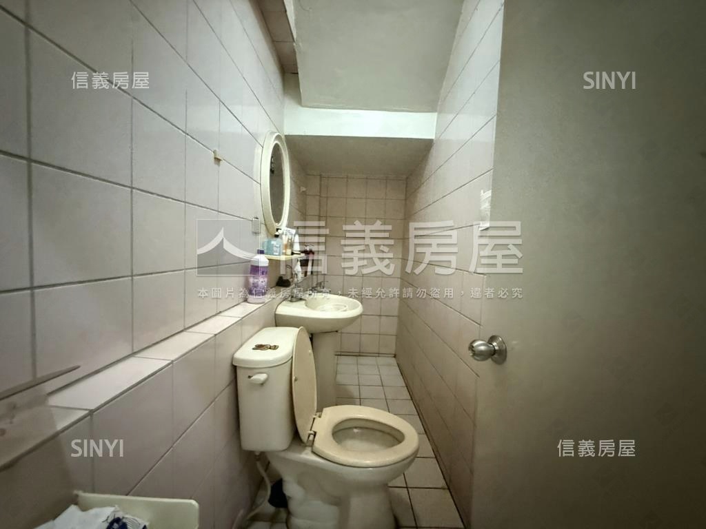 臨路可停三車雙併透天房屋室內格局與周邊環境