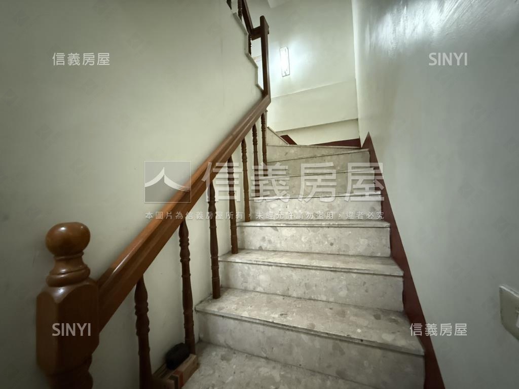 臨路可停三車雙併透天房屋室內格局與周邊環境