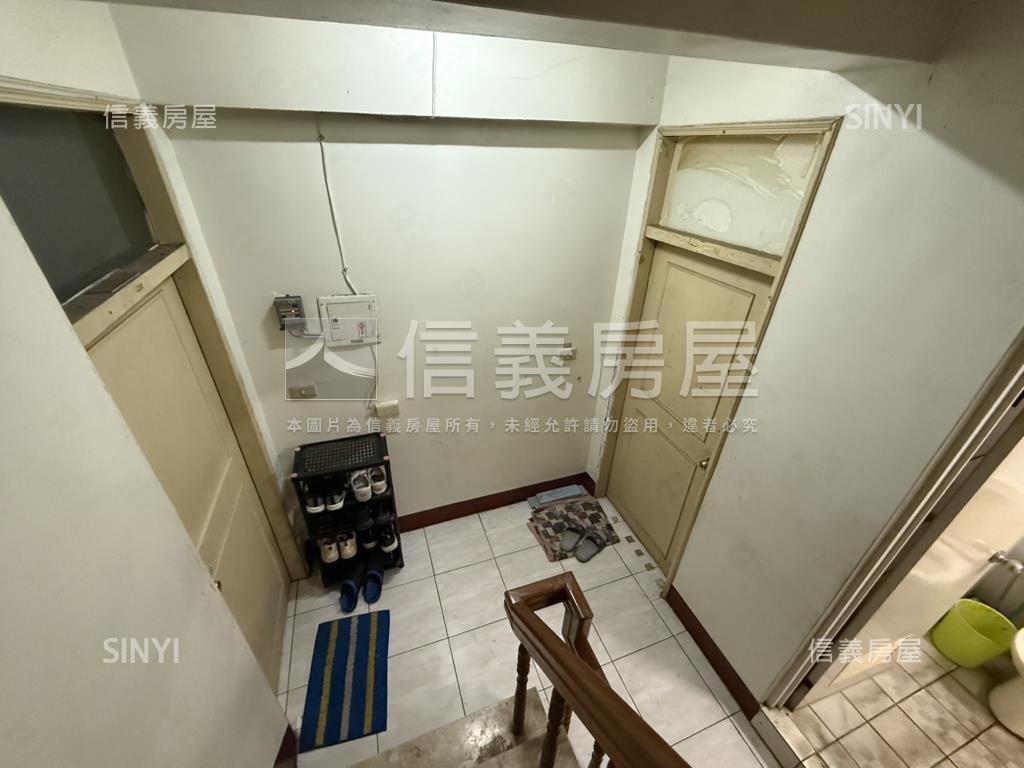臨路可停三車雙併透天房屋室內格局與周邊環境