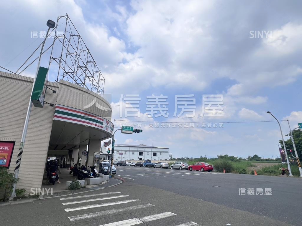 世界南科Ａ三房平車房屋室內格局與周邊環境